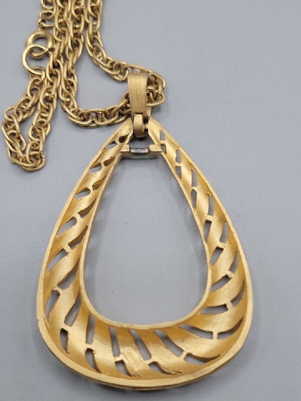 Vintage Crown Trifari Door Knocker Pendant Necklace 28"Gold Tone Large Teardrop - Picture 11 of 15